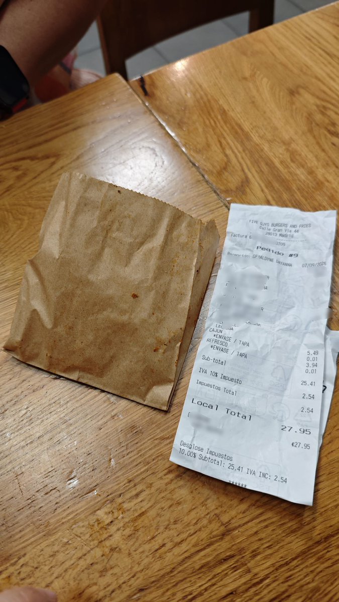 Lypztick's tweet photo. Estuvimos en @FiveGuys_ES  de Gran Vía y resulta que nos han cobrado el plástico del vaso de las patatas y nos las dieron en una bolsa de papel. Si así cobran a todo mundo, en unos días, hagan cuentas. Creo que nos están robando y se los estamos permitiendo. https://t.co/jYYL62nvtk