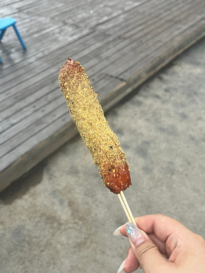 styla_alkan's tweet photo. Craving late-night joy A warm crispy Chinese grilled sausage with sweet-spicy glaze hits different on the quiet street corner. Who’s grabbing one tonight， https://t.co/YXF0nYP6tD