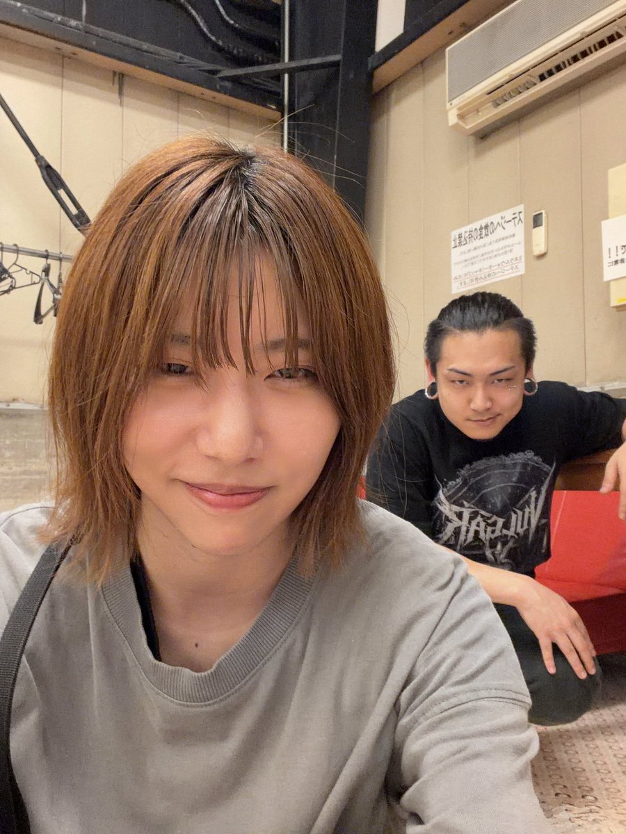 mon151151's tweet photo. 10/12なんですけどこの日のサポートドラムはVULGARやL!LFでもドラム叩いてるかわべゆうきです！最近ピッキングをメタルの人から着想を得て変えたのだよ。メタルを通ってきたゆうきのために。笑
ゴリラみたいなグルーヴ生もうぜ。よろしく！！ https://t.co/BSEvlgBFze