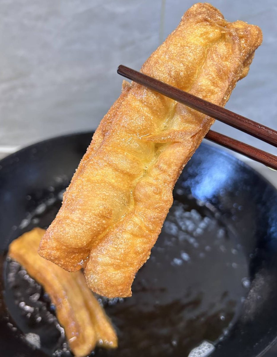Felexw's tweet photo. Craving late-night street food Just grabbed a hot, crispy Chinese fried pancake (you tiao) dusted with cumin—10/10 comfort hit.  #StreetFoodVibes https://t.co/tO40qrhEXO