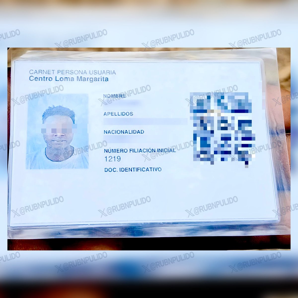 rubnpulido's tweet photo. Se confirman mis sospechas, por eso este recinto es el más vigilado. Hay más de 1.200 subsaharianos con solicitud de asilo formalizada. Y un paso más, la Secretaría de Estado de Migraciones ha emitido tarjetas identificativas (con código QR incluido) para los acogidos en Loma Margarita. Estas instalaciones están funcionando ya como un CETI y a sus internos les espera el mismo destino que a los del CETI de Ceuta. En menos de dos meses estarán en la península. En el CETI hay más de 950; en Loma Margarita, más de 1.200. En total, más de 2.000 invasores serán enviados a territorio peninsular. Guarden este post.