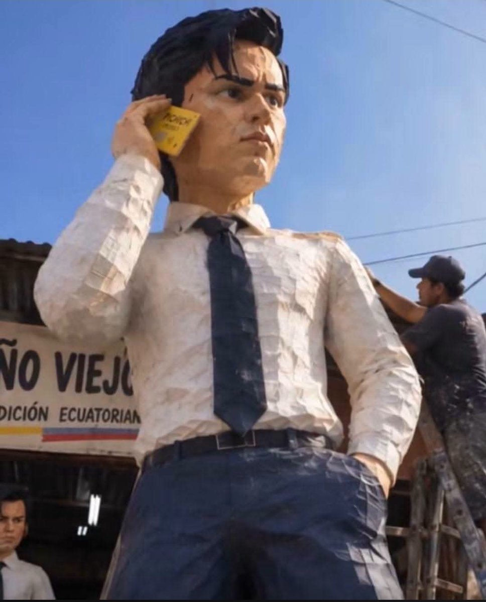 noticiarasputin's tweet photo. #GuayaquilEsComercio
En la 6 de marzo ya pusieron manos a la obra y elaboran muñecos del personaje del momento. La tecnología es la tarjeta de débito del @BancoPichincha que sirve para comunicarse a nivel mundial. W. Cabrera sigue siendo tendencia en Ecuador. https://t.co/6ZNNCrveOK
