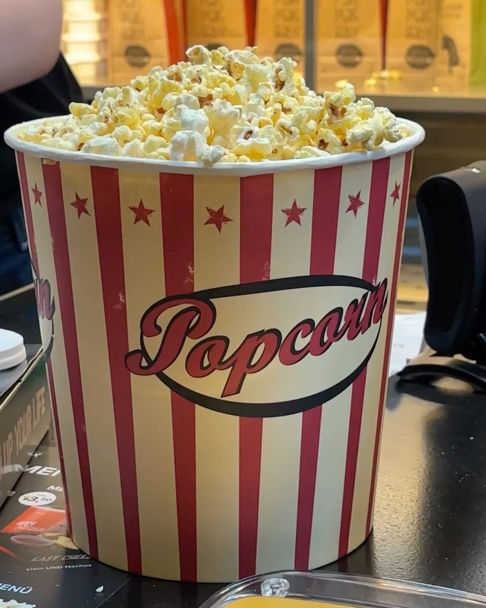 Meltwtwl3's tweet photo. Night Snack in cinema:
Large Popcorn: 1.200 cal https://t.co/hQ2yvH20iM