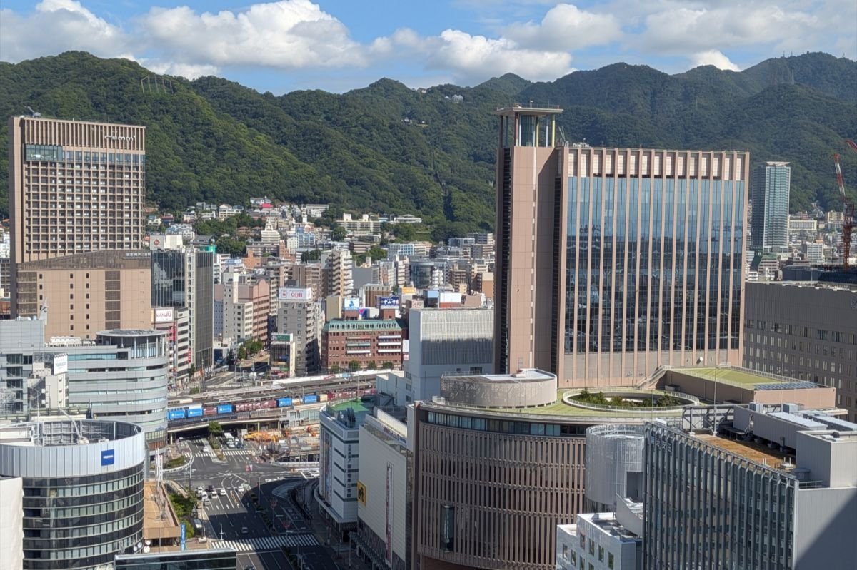 kiribou06341's tweet photo. JR三ノ宮駅ビルとして建設が進む超高層複合ビル！！

兵庫県神戸市中央区雲井通8丁目で建設中の地上30階、地下2階、高さ約155mの超高層ビル“(仮称)三ノ宮新駅ビル開発プロジェクト”建設状況！！ https://t.co/x4xUn4692A https://t.co/rHnJpEWRDa