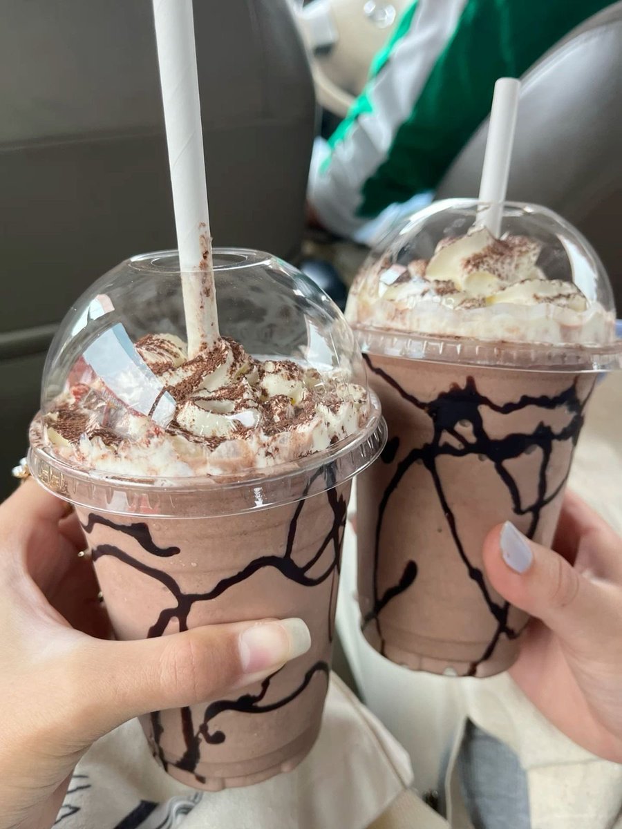 Meltwtwl3's tweet photo. Brunch at Starbucks:
Chocolate cream Frappuccino 346 cals
Carrot cake 817 cals https://t.co/JyL8slaN3H