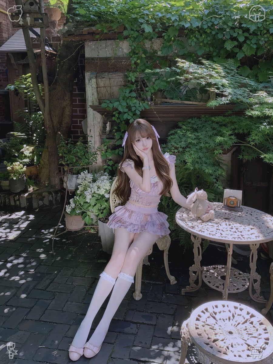 fahmiJenal's tweet photo. She stopped by a coffee shop to focus on her blog and map out upcoming posts. While there, she snapped a picture of her look—laptop included—and the white linen blouse appeared immaculate and crisp. 🍃 Brewing a cup of mint tea, the leaves are fresh and fragrant. https://t.co/vceNexPX19