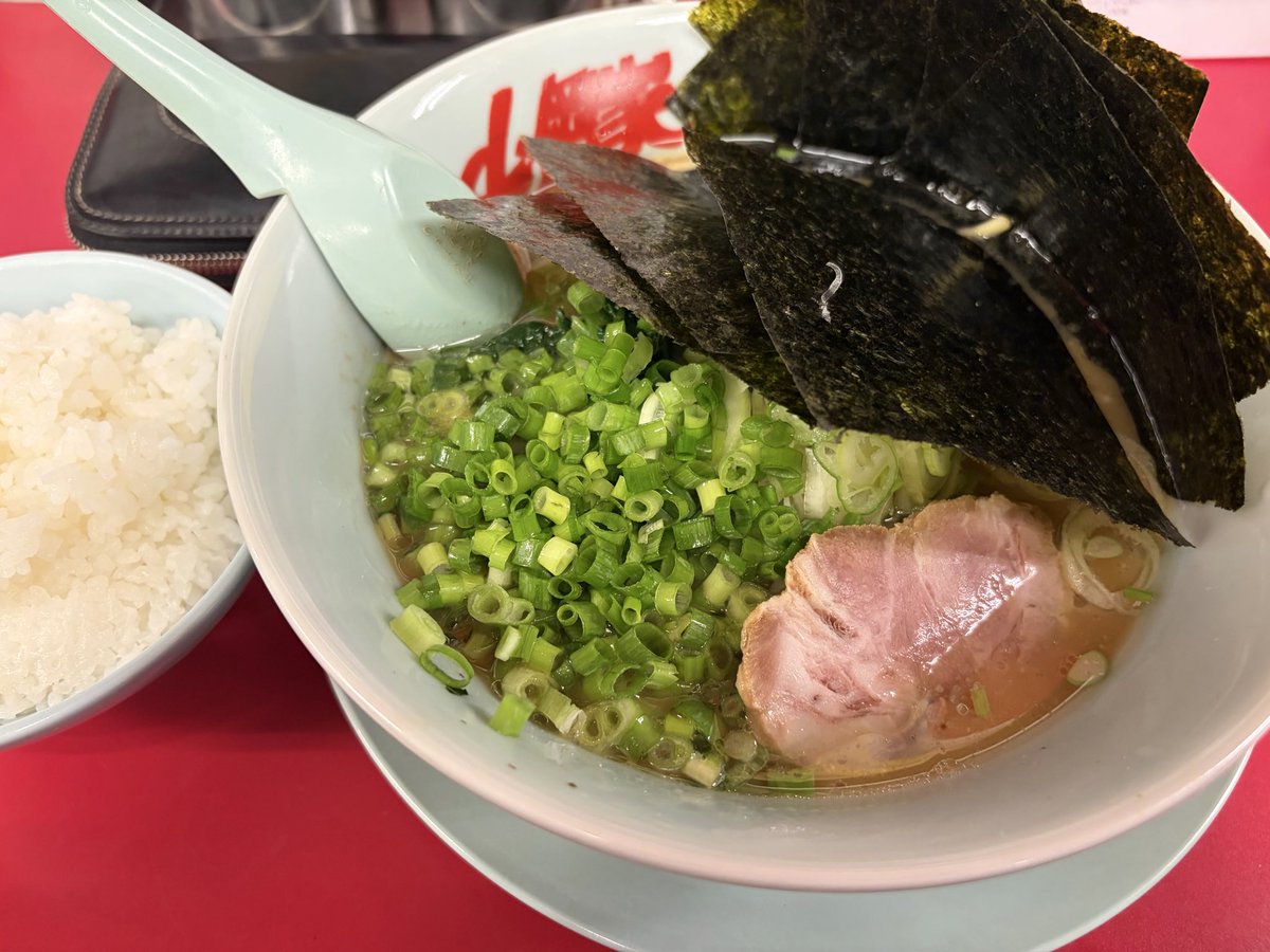 Worldwide_hide's tweet photo. 昨夜の山岡家🍜
サービス券貯まってるのでほぼタダ。

醤油、濃いめ、ネギ追加、半ライスで家系風に。 https://t.co/CZZHg6xzsg