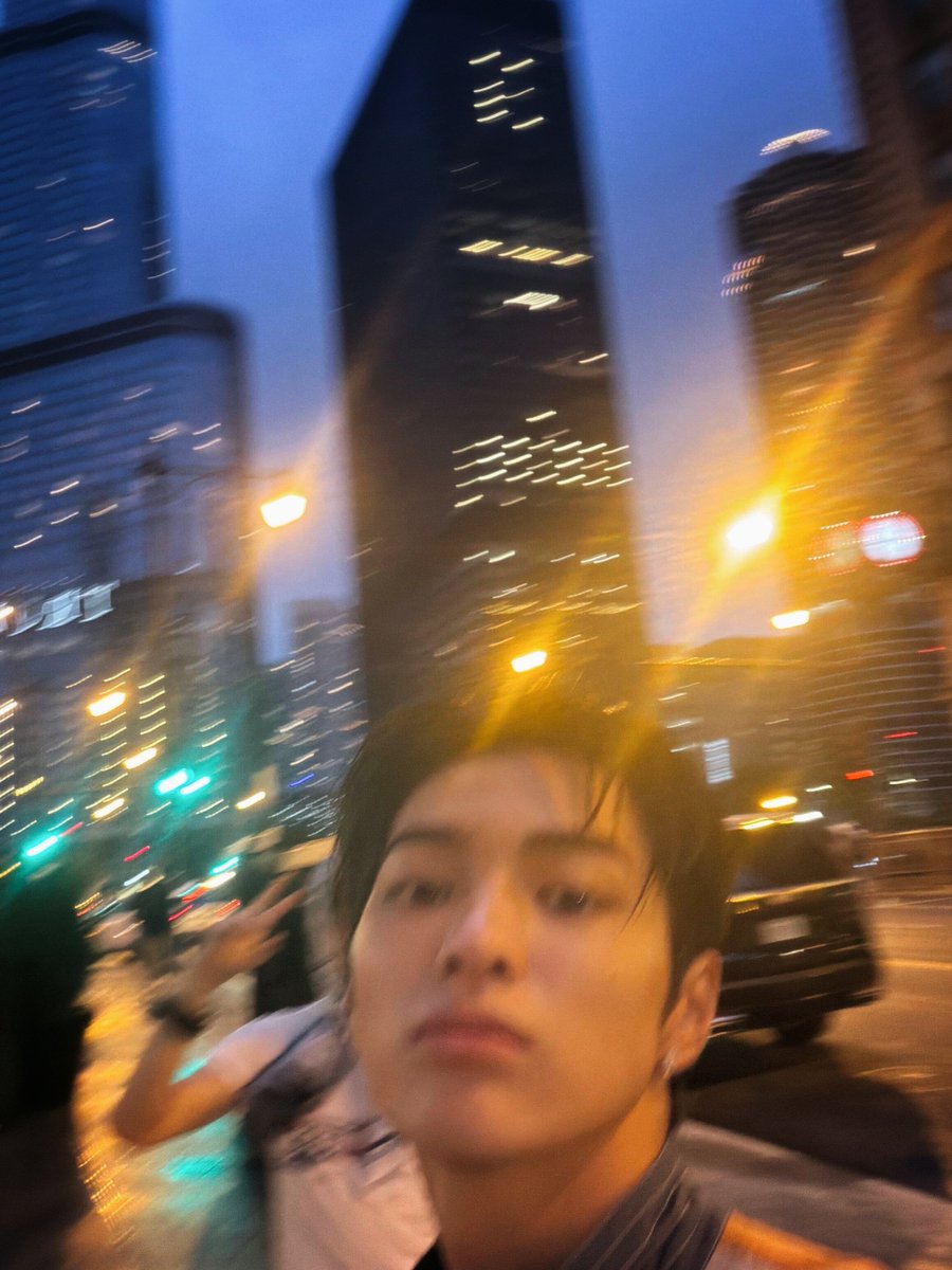 isawkono's tweet photo. HOW BLURRY KEONHO SPEAKS TO ME https://t.co/B0a58EEb7G
