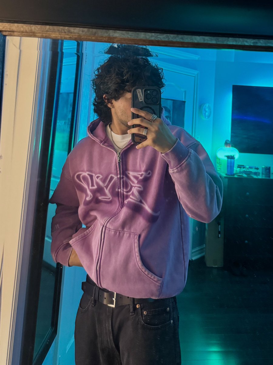 tbhzayn's tweet photo. Comfiest hoodie ever 
Thank you @zaynmalik @inZAYN 🙏🏼👾 https://t.co/I47CLmFWMc