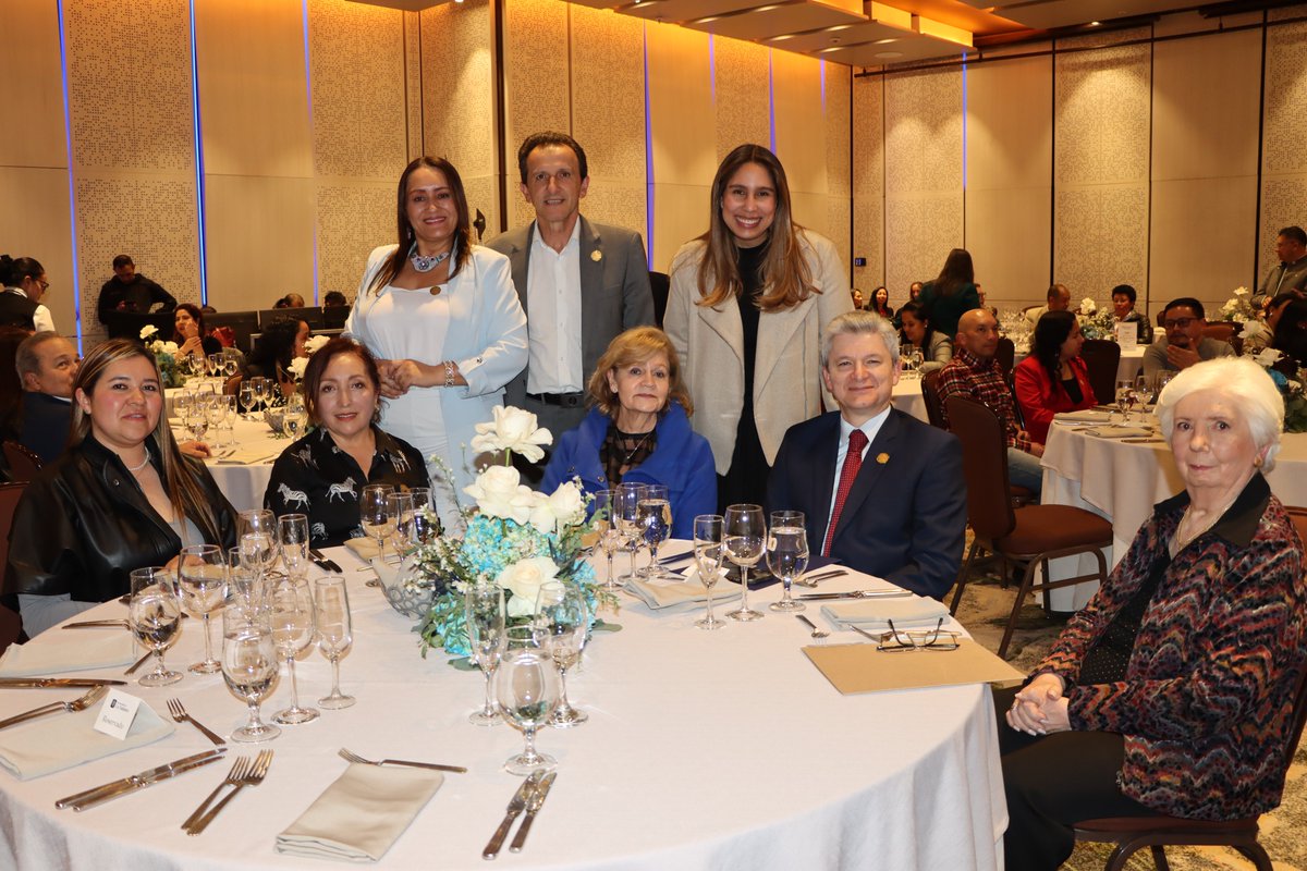 EducaUnisabana's tweet photo. 💙 Así vivimos nuestro Encuentro de Graduados de la Facultad de Educación, con reencuentros, historias y una comunidad que sigue transformando vidas y territorios. 

50 años sembrando futuro, formando educadores que transforman territorios. 🌱 https://t.co/DwJ3DCOrV9