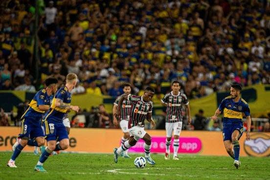 Noitedecopa's tweet photo. Já falei aqui, essa é a MELHOR ESTÉTICA da história da Libertadores

Maracanã
Fluminense
Boca

Se qualquer um dos dois times tivesse jogado de branco, estragaria a festa... https://t.co/NGNrimTqAy