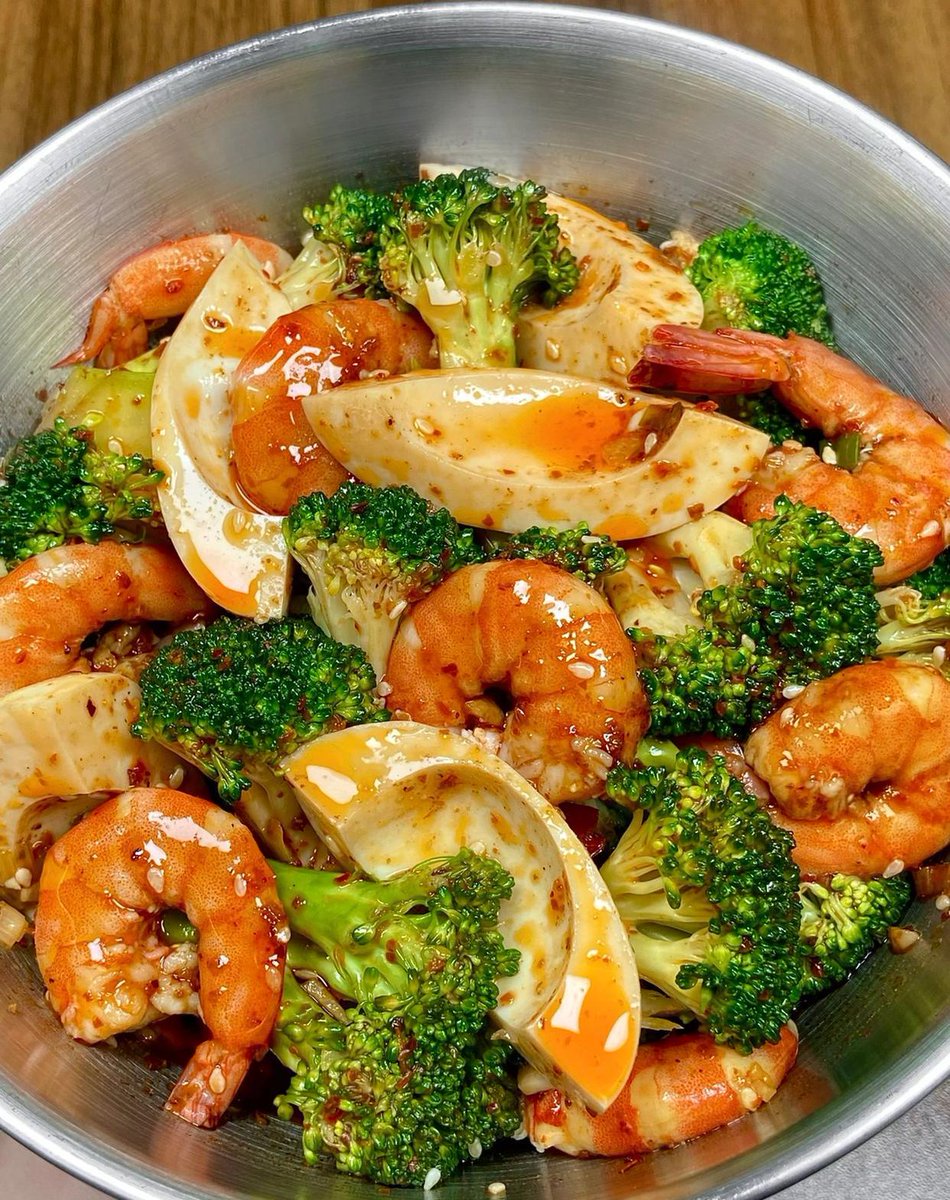 j4a4d4e4's tweet photo. Just whipped up a cozy garlic butter pan-seared salmon with roasted broccoli for tonight’s dinner—15 mins, zero fancy skills, max comfort ， https://t.co/hjtvK4sESI