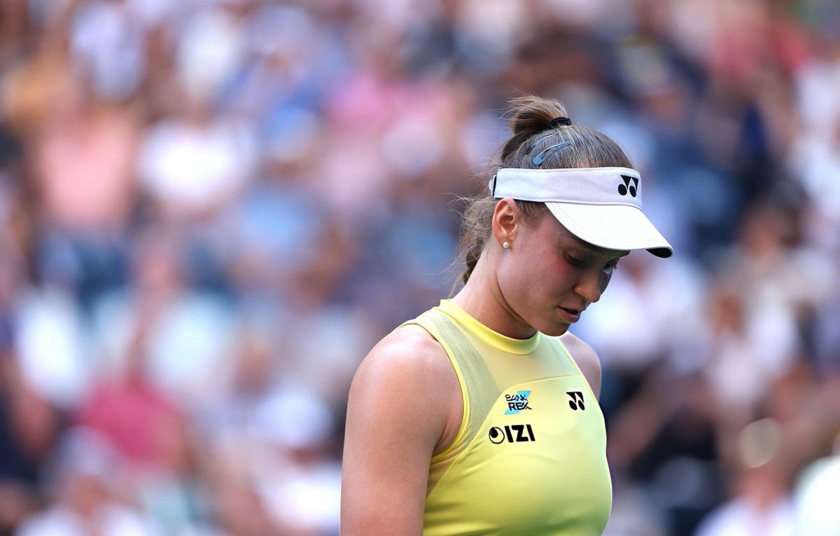 Arivu1797's tweet photo. Close ones of Elena today during her match 🤩💛 https://t.co/0mZOPmxCcL