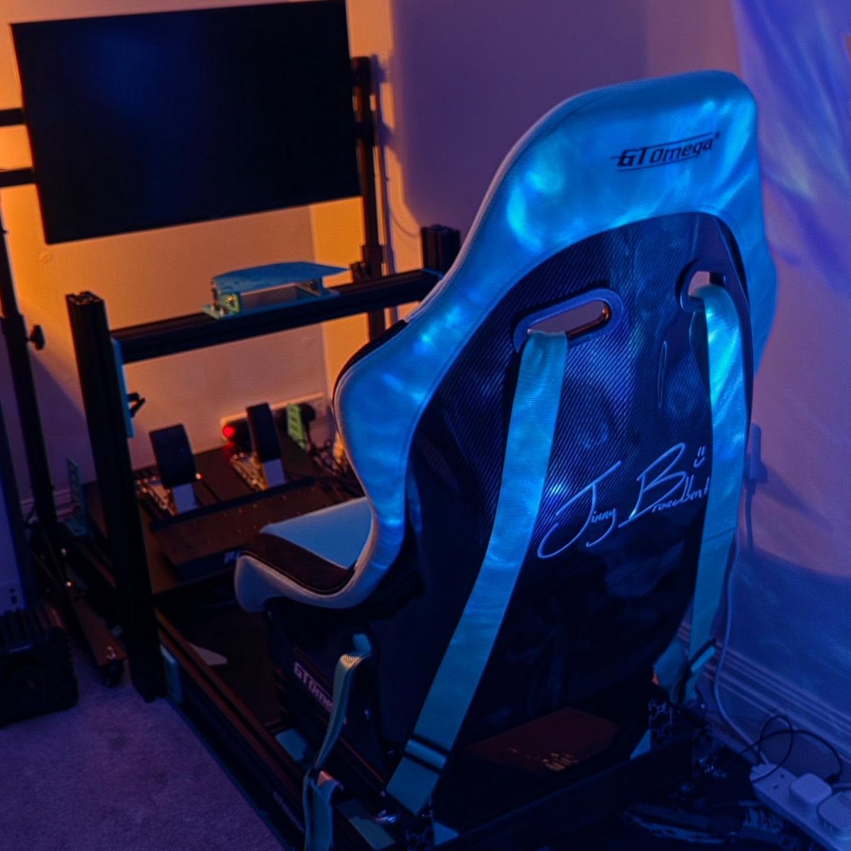 GordonWalk59's tweet photo. Feels like Christmas! Finally got the new rig from @gtomegaracing—love the @jimmy_broadbent color scheme. Time to put in the hours and perfect my racecraft. https://t.co/hQE2Q47maF