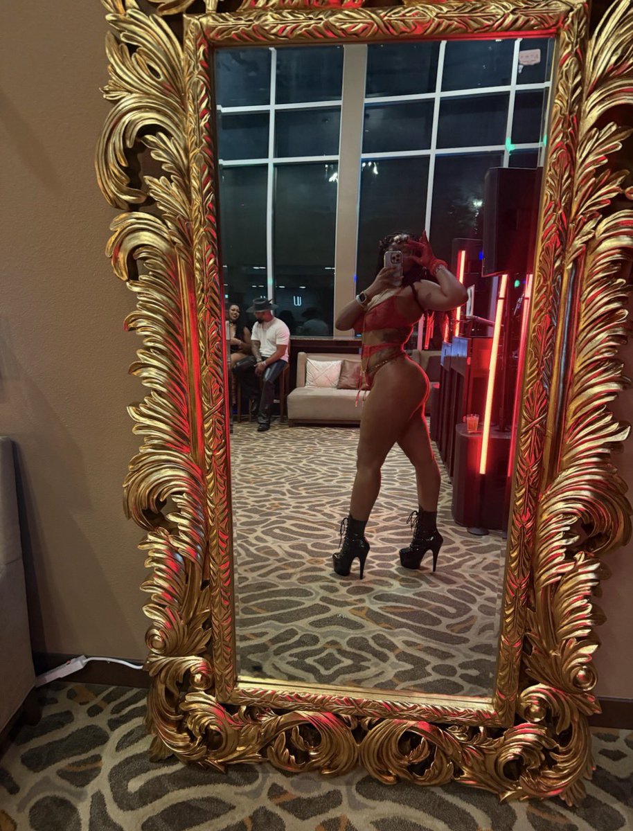 noir4love's tweet photo. “Alexa “ play very freaky girl😝💖 https://t.co/v4DfHoFhnl
