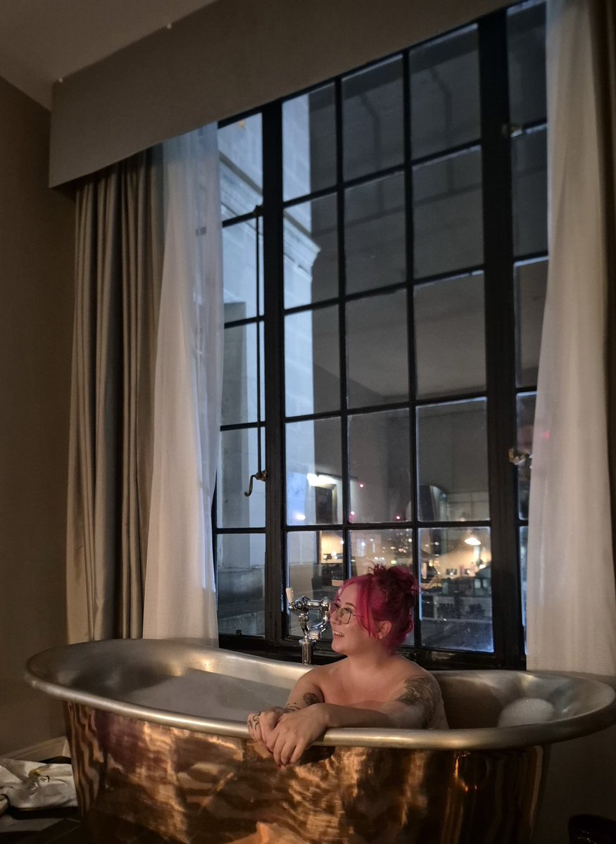 ItsDaisyGold's tweet photo. Would you like to join me? Or just enjoy the view? 🫧🫧 https://t.co/giUACRQjE3