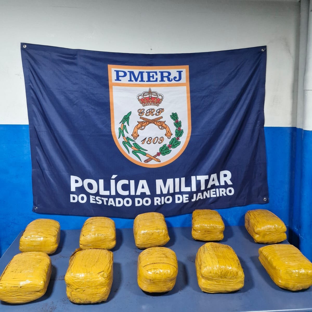 CAOSNORJ021's tweet photo. 🛑 9 KG DE MACONHA APREENDIDOS | Policiais do do Batalhão de Turismo (#BPTur), apreenderam 10 grandes embalagens de maconha, totalizando cerca de 9 kg da droga, nesta segunda-feira (07), no Santo Cristo.
As equipes realizavam uma fiscalização preventiva em um ônibus interestadual vindo de Cuiabá/MT quando localizaram três malas abandonadas no compartimento de bagagens.
Durante a vistoria, os policiais encontraram o entorpecente.
A ocorrência foi encaminhada à 4ª DP.