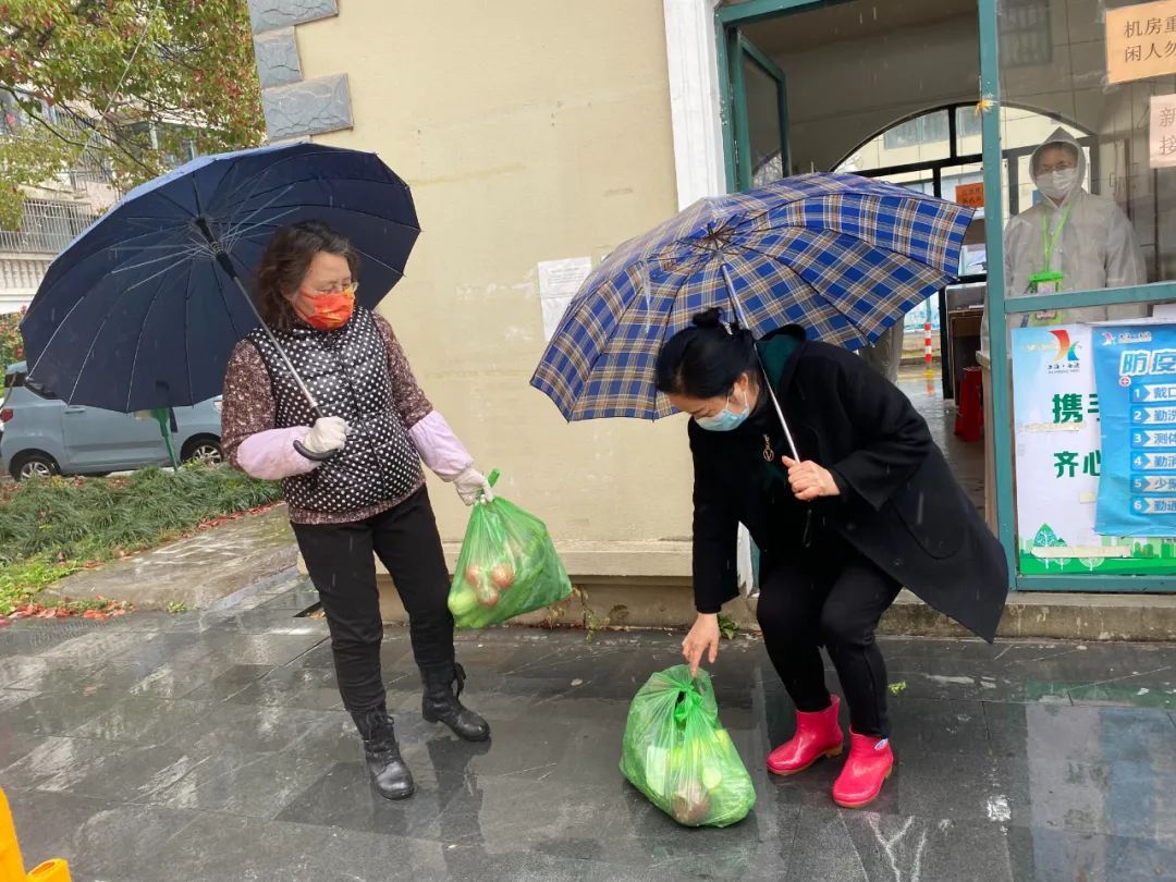 MHhatesherhubby's tweet photo. Neighbors helped each other carry groceries today when it started raining—small moments make a big neighborhood! https://t.co/DnChIRyFFD