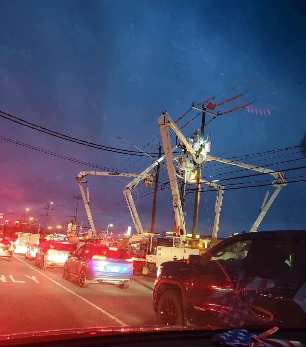 Starwarsglx's tweet photo. Was driving home when saw Grievous. https://t.co/EsoVPBeA9L