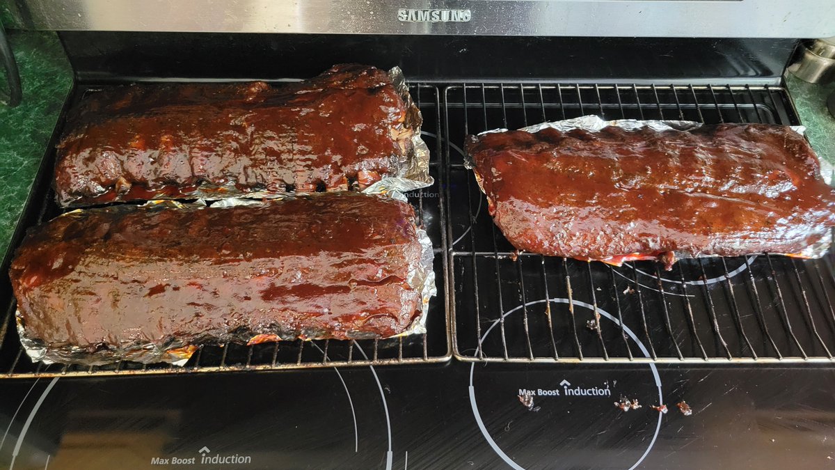 jaritchie23's tweet photo. Success. Rubbed overnight. Smoked 4hr over mesquite/hickory at 225, wrapped 2hr then SBR's for 30min. Butter. https://t.co/5EeDCCexl8