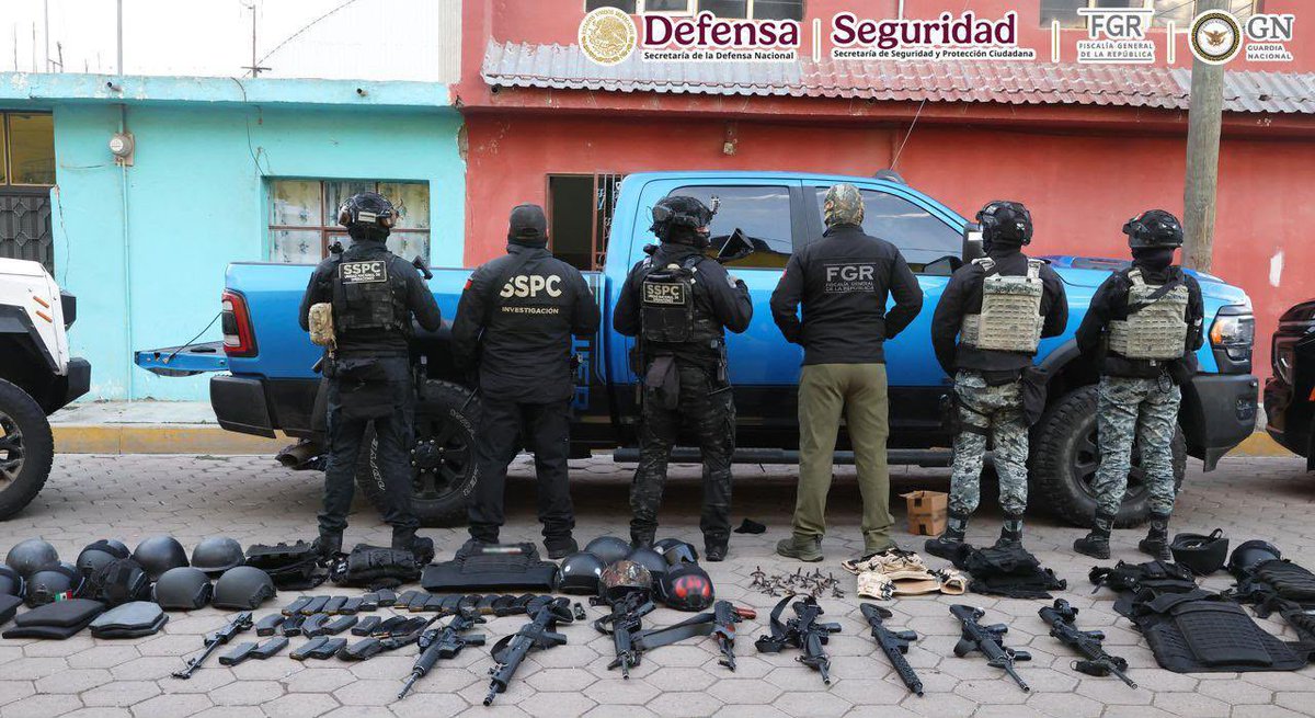 Gob_Puebla's tweet photo. 🚨 CERO IMPUNIDAD EN ESPERANZA

La coordinación entre @Claudiashein, @FGRMexico, @SSPCMexico, @GN_MEXICO_ y autoridades estatales permite ejecutar 23 cateos y detener a nueve personas vinculadas con robo de autotransporte, extorsión y secuestro.

El gobernador @armentapuebla_ y el secretario de Seguridad y Protección Ciudadana, @OHarfuch, fortalecen la estrategia de seguridad en Puebla.

#PorAmorAPuebla #TransformarEnGrande