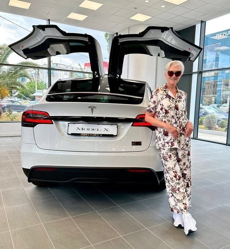 rockeymaye_chat's tweet photo. What a beautiful day to be around #tesla https://t.co/3W4wJW3QxH