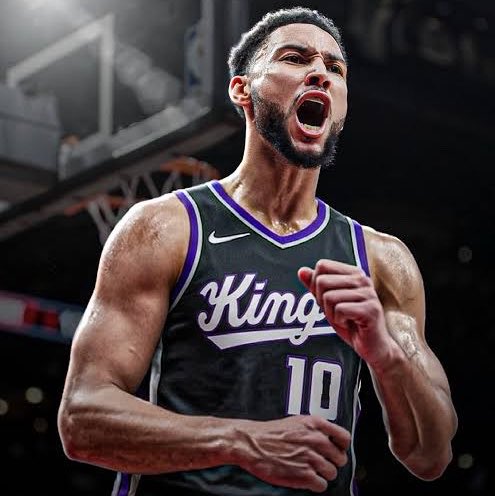 brasilcoast2's tweet photo. Padrinho de Ben Simmons afirma:

Ben está TRABALHANDO especificamente no seu arremesso de 3 pontos!

Segundo ele, Ben havia perdido a confiança e ficava com medo de errar e ser julgado.

Mas agora, ele NÃO importa se irá acertar ou errar, mas vai TENTAR!

🗣️ - “Vocês torcedores do Kings estão contratando um cara que eu não via com tanta fome desde quando ele foi pick 1 do DRAFT…”

🎙️ - @Sactown1140