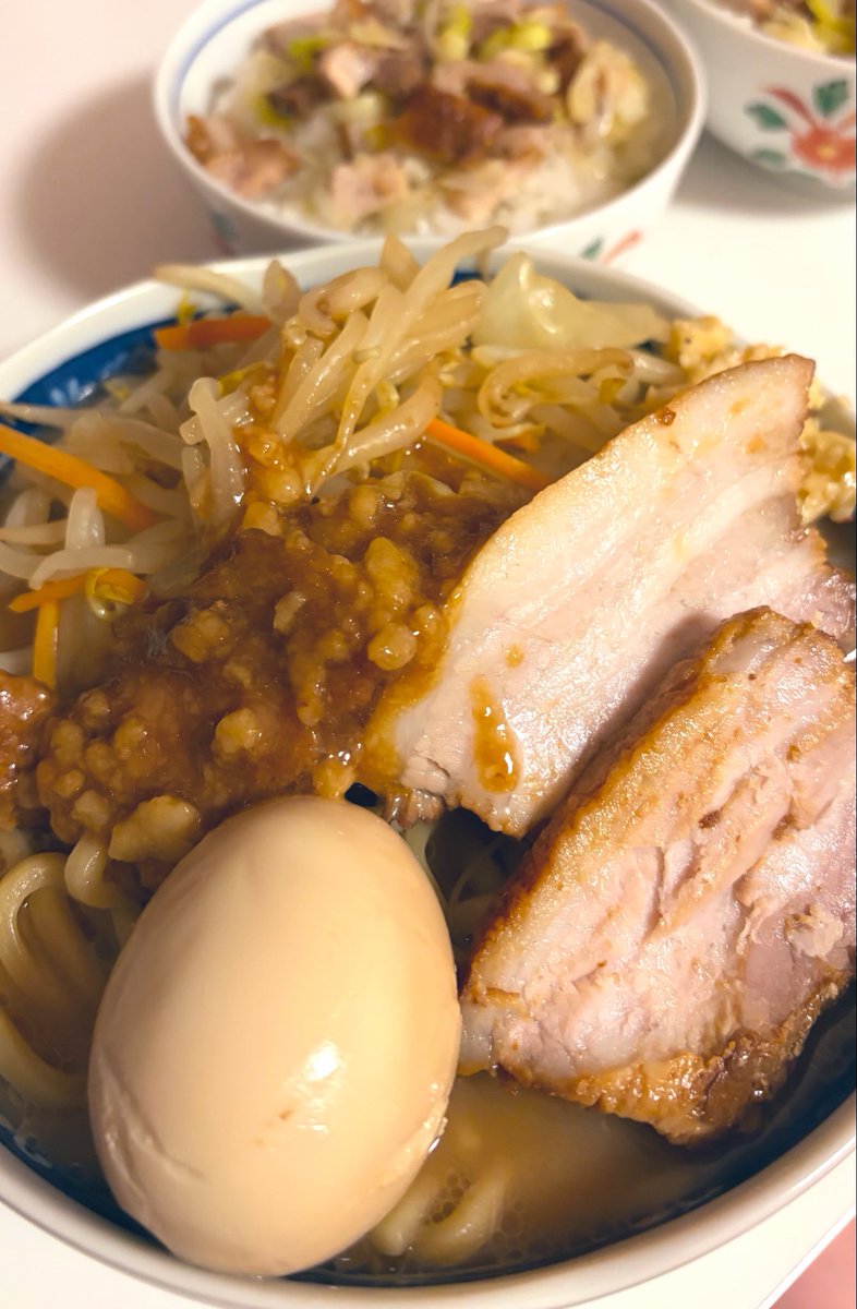 Rara_115VI's tweet photo. 自家製チャーシューと味玉でおうち二郎🏠🍜 https://t.co/8PdfjNtlfu