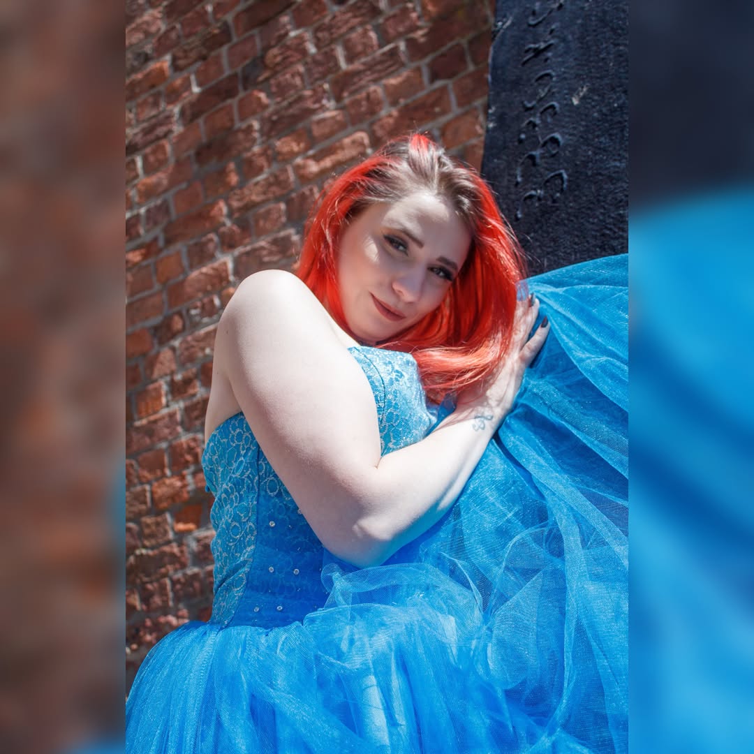 SommerRees8a's tweet photo. When the location matches the model perfectly. A striking redhead from Liverpool brought bold contrast to the historic Albert Dock in a bright blue dress. Available for portraits, fashion shoots and creative collaborations across Liverpool and the https://t.co/Tq4DGqLMlQ