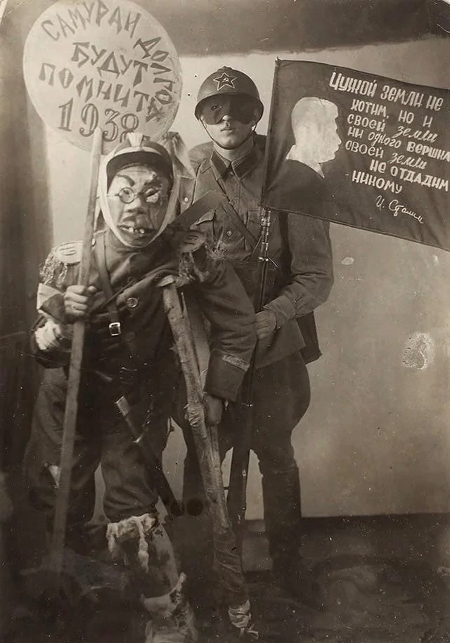BadSpit's tweet photo. Soviet Red Army soldiers celebrating New Year's Eve as they ring in 1939. The sign reads: "Samurai will remember it for a long time."

In July-Aug. 1938, Soviet and Japanese forces clashed in the Battle of Lake Khasan at the juncture of Soviet, Korean and Manchurian borders. https://t.co/iV0tpYjhTK