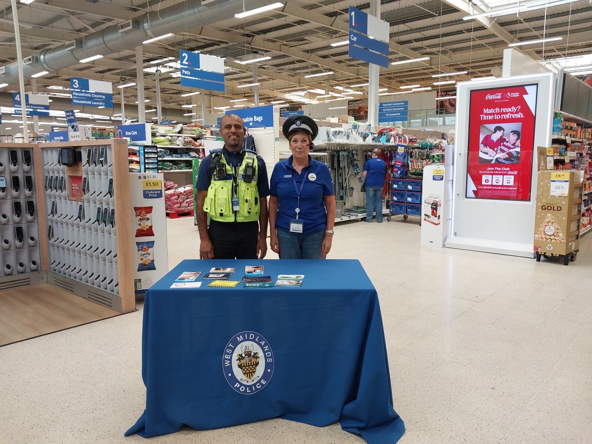 StMatthewsWMP's tweet photo. This morning, t2 conducted a crime prevention advice surgery at Tesco. The public were well engaging so thank you. More surgeries will be hosted here again soon. 👮‍♂️🚔 #HereToHelp https://t.co/vkZL7HeIxl
