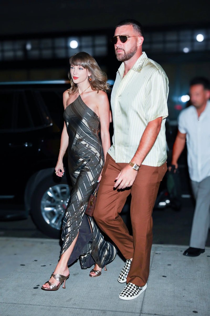 21metgala's tweet photo. Taylor Swift and Travis Kelce in New York. https://t.co/VayM1BFKYD