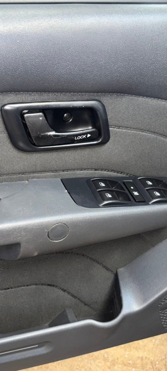 rafael_mafra94's tweet photo. Já pararam pra pensar que a maçaneta interna da Linha Palio é uma das soluções mais inteligentes que a Fiat já criou. Enquanto no Kadett eu tenho que puxar o pino pra abrir a porta e a Carens eu tenho que puxar uma trava, na Palio eu puxo a maçaneta, e fim de papo https://t.co/kly2es3T4W