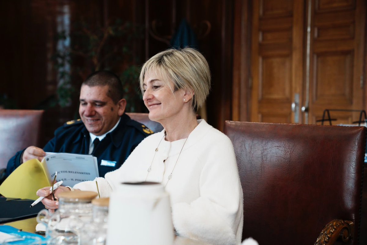 LustembergC's tweet photo. Muy contenta con los resultados de la reunión de trabajo con la subsecretaría y autoridades del Ministerio del Interior, ASSE y Sanidad Policial.

Acordamos una hoja de ruta clara y concreta para fortalecer la coordinación entre los efectores públicos de salud y mejorar la calidad de atención de las personas, con especial foco en las necesidades de los funcionarios policiales.

Trabajar articuladamente, con seriedad técnica y poniendo a las personas en el centro, es una prioridad para este Gobierno.

Estuvieron presentes la subsecretaria Gabriela Valverde; la Dra. Zaida Arteta; el presidente de ASSE, Álvaro Danza; el director nacional de Sanidad Policial, Jorge Eduardo Lecuna Rodríguez; la subdirectora nacional técnica, María Zenia Toribio Viñas; y la directora técnica del Hospital Policial, Dra. Fabiana De Armas.