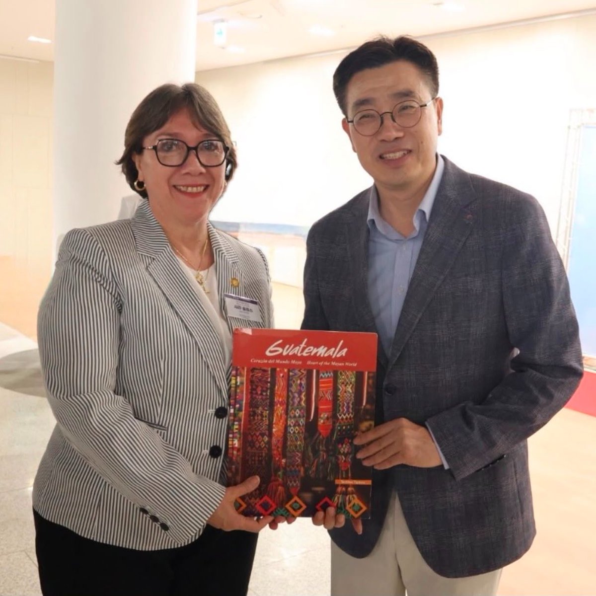 MinexGt's tweet photo. #GuatemalaEnCorea | La embajadora de Guatemala en Corea del Sur, Sara Angelina Solís Castañeda, inauguró junto al alcalde de Pyeongtaek, Choi Won-yong, la 36.ª Exposición Internacional de Intercambio de Arte Infantil 2026, organizada por la municipalidad y la Fundación de Intercambio Internacional de Pyeongtaek (PIEF).

La ceremonia se celebró el pasado 5 de septiembre en el Pyeongtaek Art Center, en Gyeonggi —la provincia más poblada de Corea del Sur y que rodea la capital, Seúl—, con la asistencia de autoridades locales, Cuerpo Diplomático, sector académico y los jóvenes artistas participantes.

Bajo el lema "El mundo del futuro que sueño", Guatemala presentó cinco obras pictóricas de niños guatemaltecos, con temas que van de la sostenibilidad ambiental a la exploración espacial y la convivencia pacífica. Cada pieza incluye un código QR con información sobre su autor y el significado de la obra.

La embajadora Solís Castañeda destacó que este espacio representa un compromiso con la diplomacia cultural y una inversión valiosa para la construcción de la paz y el entendimiento entre naciones.

📰 https://t.co/fpygz9mnvB