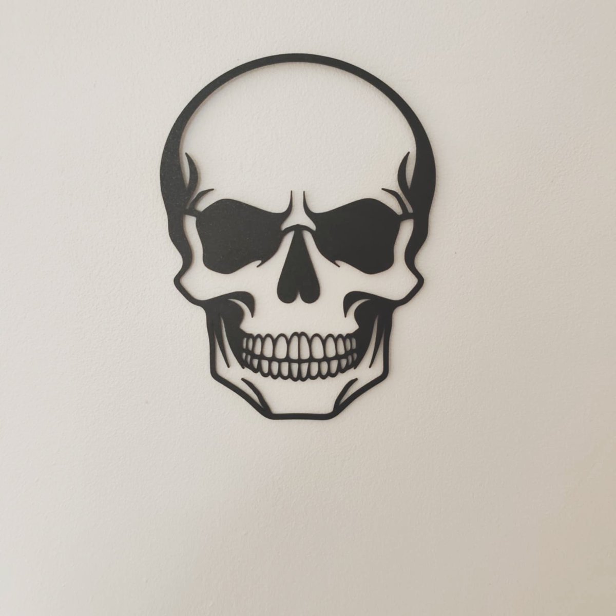 SelmaGuiles's tweet photo. Dark, stylish vibe! 3€ 
Size: 13 cm wide, 17. 5 cm high 
A modern skull decoration, perfect for a bold rock, biker, gothic, or gaming-inspired interior. A unique wall piece and original gift for rebellious style lovers. https://t.co/oWYrb3wys5