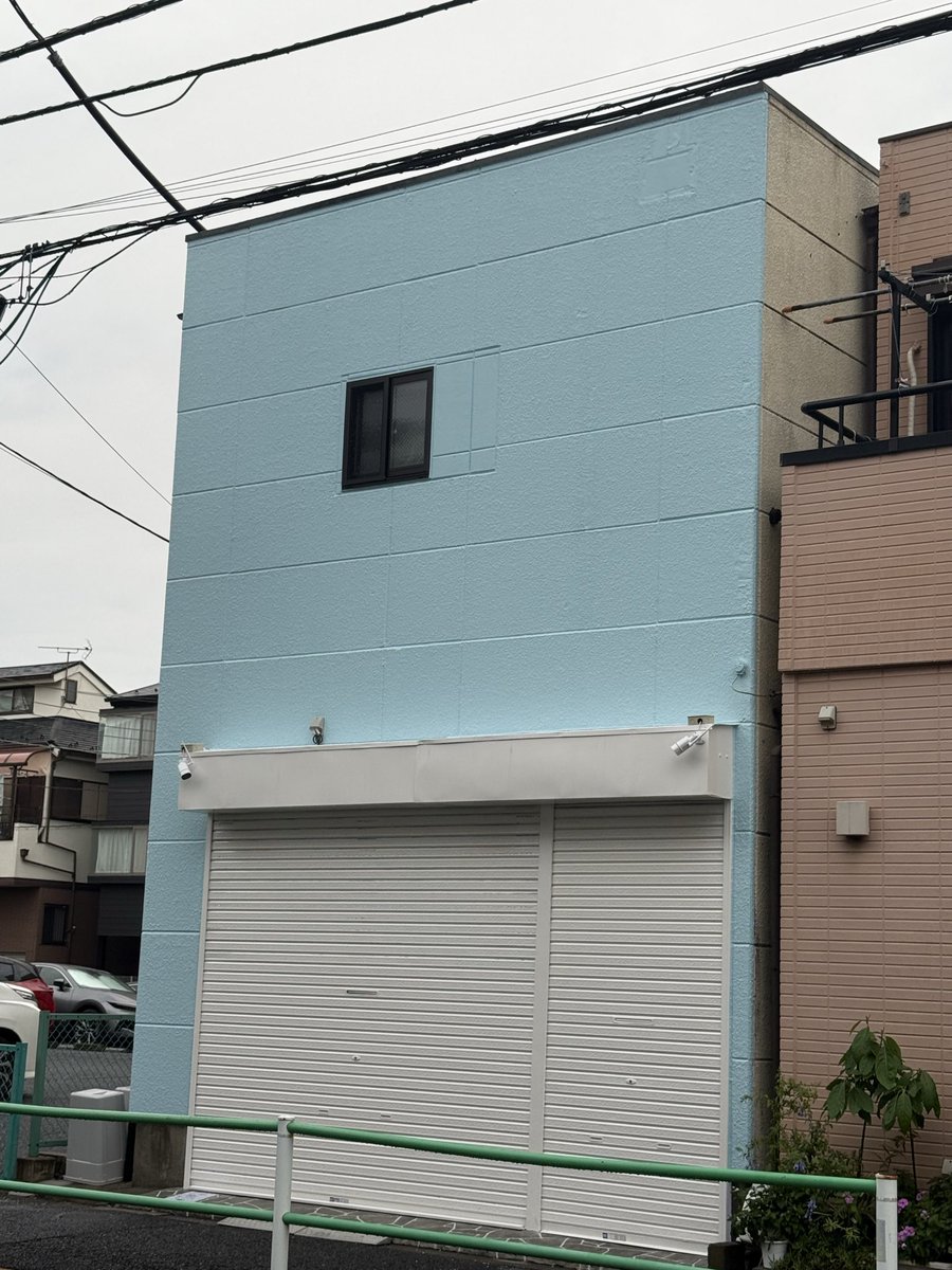 oosakaoyabun's tweet photo. 昨日テレビでやってたやすこさんの子供食堂発見！
朝はシャッターが降りてるんやねー。
ぜひ中を見せていただきたいところです。 https://t.co/iuHuzMZMtf