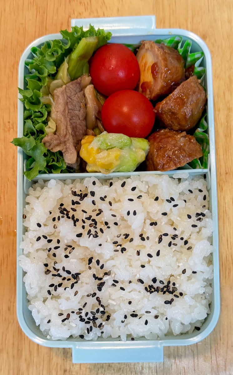 skydinner's tweet photo. 娘のお弁当作り406日目。

今日も雨☔秋雨前線との事だけど久々にこれだけ降ったなという感じ😵今日は人間ドック。このくらいの歳になると毎年憂鬱です😞

今日の献立は、牛肉野菜炒め・ウズラ肉団子・🌽摘み揚げと🍅

#お弁当記録 
#お弁当
#弁当記録
#男の料理
#お弁当作り楽しもう部 https://t.co/F0SCYdm61K