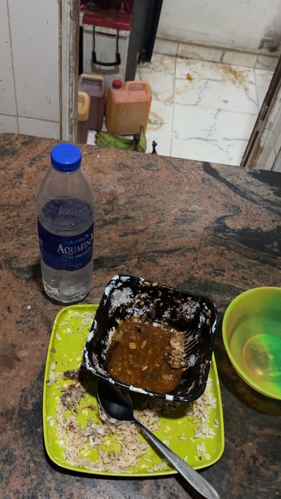 onoscoins's tweet photo. I know how to cook. That means future wife go meet a man wey already sabi feed himself. No come dey expect standing ovation just because you boil rice. https://t.co/ke3M8DKFnq
