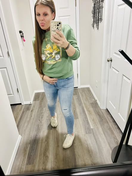 NicoleStarkey40's tweet photo. i was having fun in a big mirror 📷 lol 📷 loving being a size 4 these days!!! starting my new bartending job tonight at 4:30….super stoked!! everyone have a great day!!
#bartending https://t.co/ElhXkhUxlT