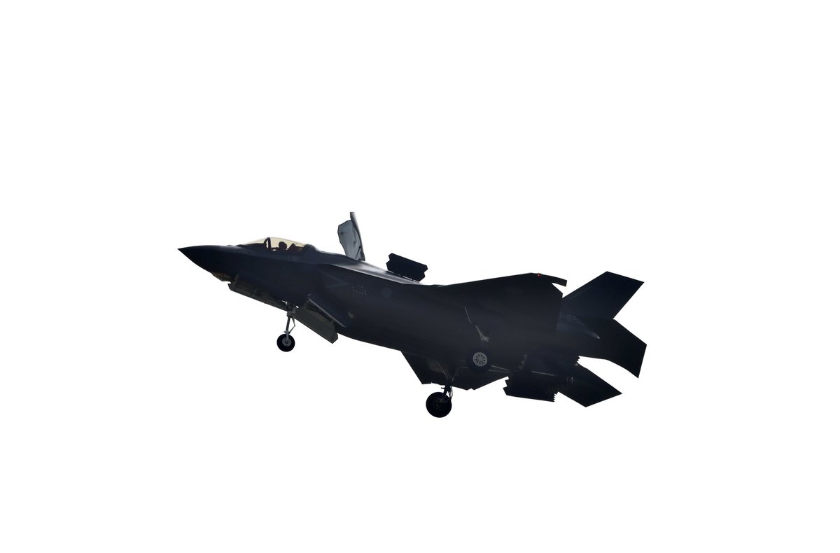 amy1410bi's tweet photo. 令和８年度千歳のまちの航空祭④

⚫︎臨時F-35B飛行隊　F-35B（59-8203）

宮崎県新田原基地所属のF-35Bが航過飛行を行ってくれました。
米海兵隊のF-35Bは何度か見てますが、航空自衛隊のは初見。

その後、U-125A・F-15・T-4による異種混合航過飛行も行われました。
#航空自衛隊　#千歳基地 https://t.co/PPD4zEzULs