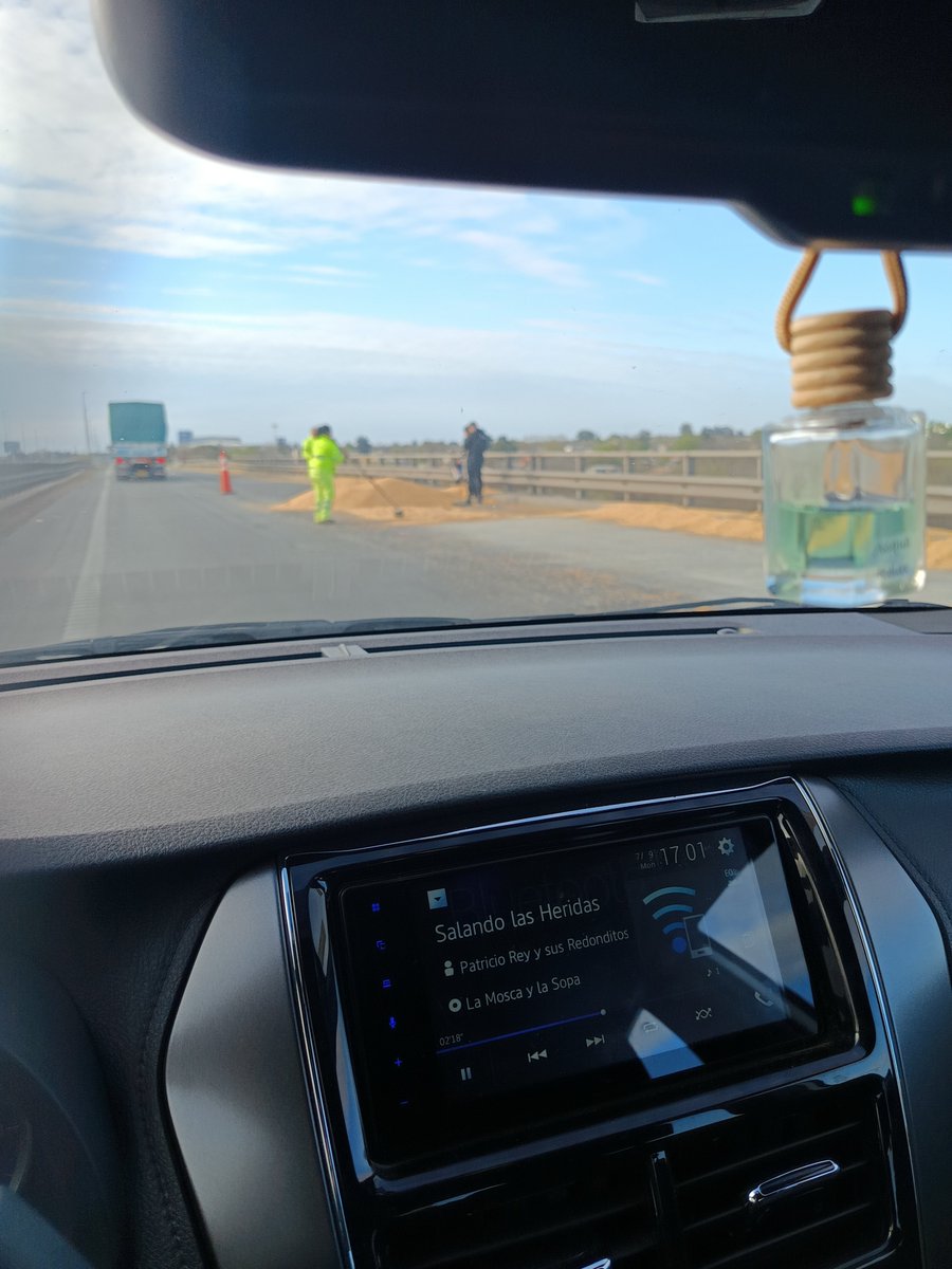 PabloLotorto's tweet photo. @PalacioJuanM Ingreso a rosario autopista rosario buenos aires, el puente está completamente destruido y  un camión volcó la carga. Solo saben robar y hacer negocios con amigos. https://t.co/PHrVEBUn5Y