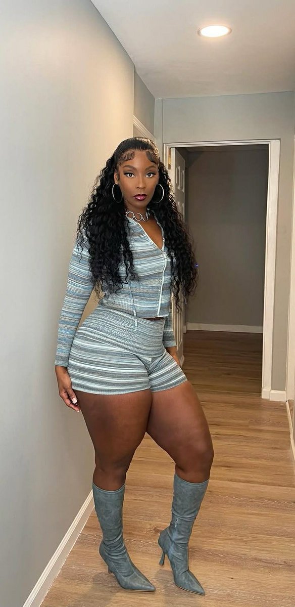 T_Mahoganyy's tweet photo. Just me being irresistible 💋 https://t.co/SoJKYmuAov