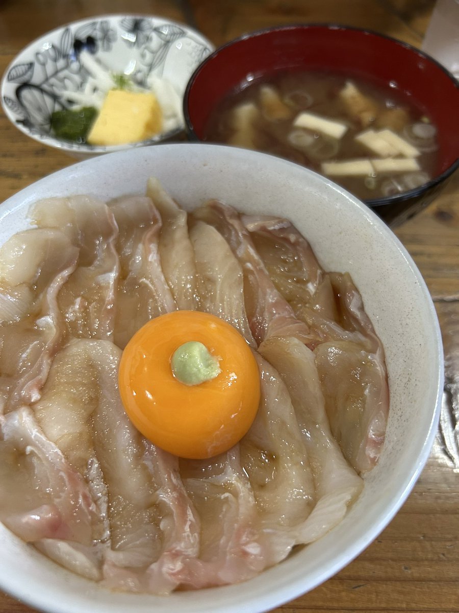 OTaichiu's tweet photo. フェリーはゆりかごのように揺れに揺れ〰️
お腹が空いたので八戸まで走って
朝ごはん･ヒラメの漬け丼いただきました🐟 https://t.co/ADqa7gpjL3