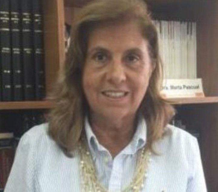 MARCELOFAVAOK's tweet photo. MARTA ELBA PASCUAL: LA DECISIÓN MÁS IMPOPULAR Y CUESTIONADA DE LA JUSTICIA BONAERENSE.

(POR MARCELO FAVA)
 
LA JUEZA MARTA ELBA PASCUAL DICTÓ LA MEDIDA QUE FRENÓ LA APLICACIÓN DE LA BAJA DE IMPUTABILIDAD EN LA PROVINCIA DE BUENOS AIRES. 

UNA RESOLUCIÓN QUE ROMPIÓ CON LA ESPERANZA DE MILLONES QUE PIDEN SEGURIDAD, QUE EXIGEN QUE EL DELITO TENGA CONSECUENCIAS Y QUE NADIE QUE DAÑA A OTROS QUEDE SIN RESPUESTA.
 
LA NORMA ESTABA DISEÑADA PARA QUE QUIEN COMETE ATROCIDADES —CUALQUIERA SEA SU EDAD— ASUMA LO QUE LE CORRESPONDE. ELLA DECIDIÓ FRENARLA DE UN GOLPE, PONIENDO SU CRITERIO POR ENCIMA DE LA DEMANDA SOCIAL MÁS GRANDE DE LOS ÚLTIMOS AÑOS. 

NO ES SOLO UNA DECISIÓN TÉCNICA: ES UNA DECISIÓN QUE SE SIENTE COMO UNA OFENSA A LAS VÍCTIMAS, COMO UNA PRIVILEGIO PARA EL QUE DELINQUE Y COMO UNA BURLA A QUIENES PAGAN IMPUESTOS PARA VIVIR EN PAZ.
 
MUCHOS SE PREGUNTAN CON RAZÓN: ¿CON QUÉ AUTORIDAD SE PONE POR ENCIMA DE LO QUE PIDE EL PUEBLO ENTERO? ¿POR QUÉ SIEMPRE EL MISMO LADO DE LA BALANZA? 

PARECE QUE PARA ESTA JUEZA, LA SEGURIDAD DE LA GENTE HONESTA PESA MENOS QUE CUALQUIER OTRO CRITERIO.
 
ESTA MEDIDA NO SOLO ES IMPOPULAR: ES PROFUNDAMENTE CUESTIONADA, INJUSTA PARA LA SOCIEDAD Y PERJUDICIAL PARA TODOS LOS QUE SUFREN EL DELITO A DIARIO. 

Y EL PUEBLO NO SE CALLA: LO DICE, LO RECLAMA Y LO RECHAZA CON TODA LA FUERZA.