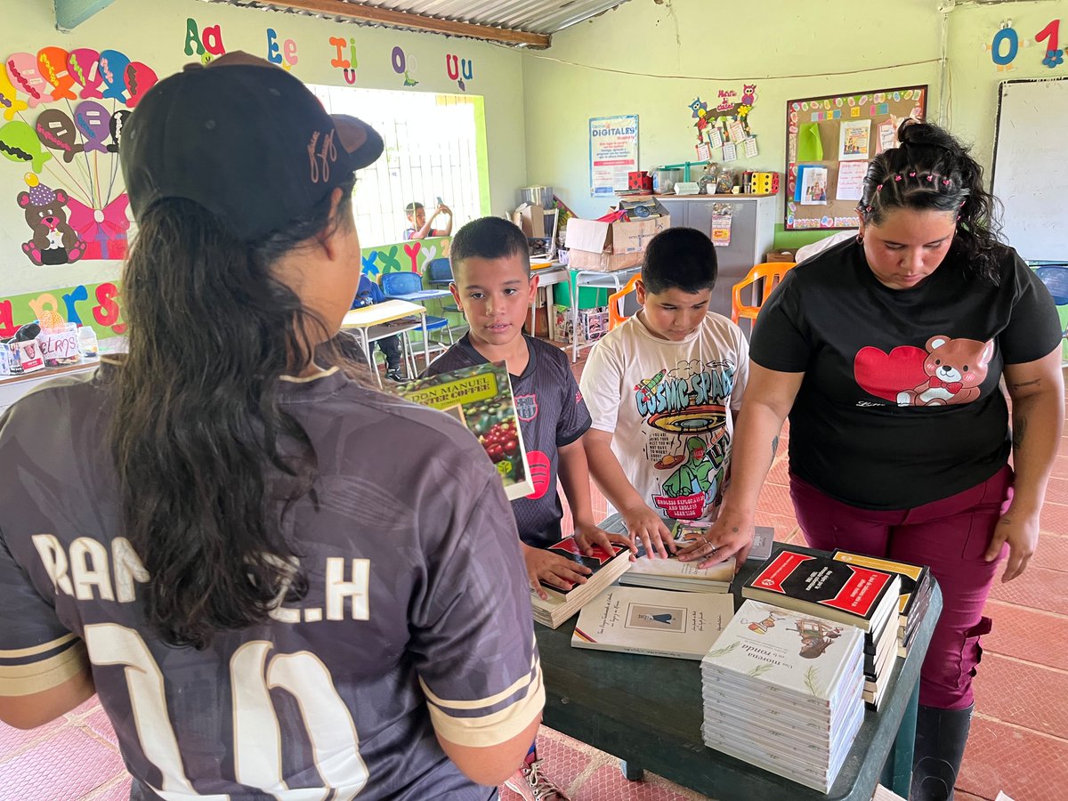 MAPPOEA's tweet photo. 📚🕊️✨ Nuestra ruta #MásLibrosMásPaz sigue llegando a nuevos territorios.

Esta vez llegamos a la vereda Nueva Barranquillita, en El Retorno, #Guaviare, donde hicimos entrega de libros de nuestra campaña #DonarUnLibroEsUnHechoDePaz a la Institución Educativa Nueva Barranquillita. 📖👧🏽👦🏾

📚 Más de 20 niñas y niños de primero a quinto de primaria podrán disfrutar de estos libros, que llegan para acompañar sus aprendizajes y despertar su imaginación 🌱✨