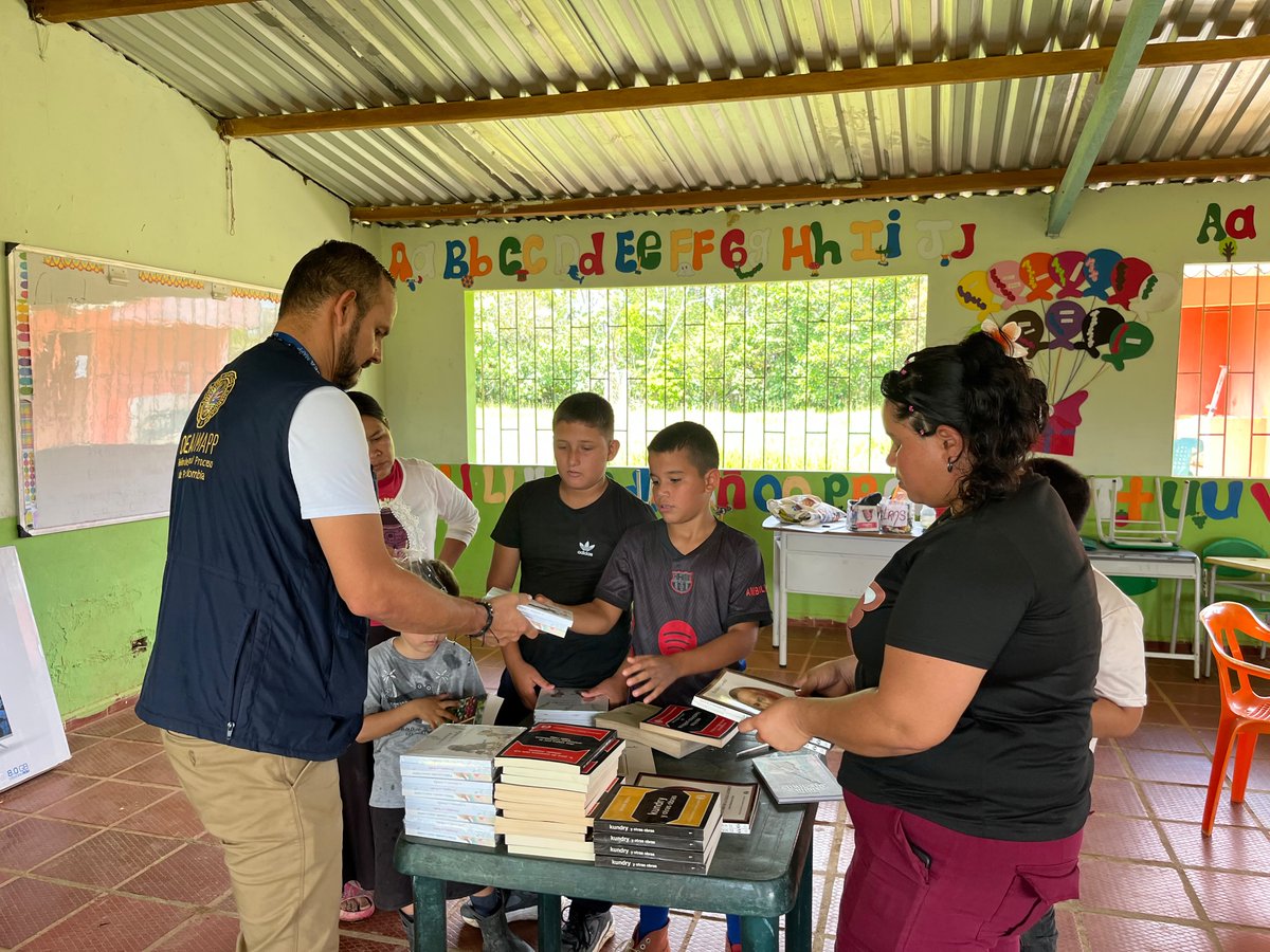 MAPPOEA's tweet photo. 📚🕊️✨ Nuestra ruta #MásLibrosMásPaz sigue llegando a nuevos territorios.

Esta vez llegamos a la vereda Nueva Barranquillita, en El Retorno, #Guaviare, donde hicimos entrega de libros de nuestra campaña #DonarUnLibroEsUnHechoDePaz a la Institución Educativa Nueva Barranquillita. 📖👧🏽👦🏾

📚 Más de 20 niñas y niños de primero a quinto de primaria podrán disfrutar de estos libros, que llegan para acompañar sus aprendizajes y despertar su imaginación 🌱✨