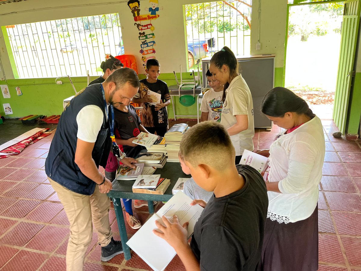 MAPPOEA's tweet photo. 📚🕊️✨ Nuestra ruta #MásLibrosMásPaz sigue llegando a nuevos territorios.

Esta vez llegamos a la vereda Nueva Barranquillita, en El Retorno, #Guaviare, donde hicimos entrega de libros de nuestra campaña #DonarUnLibroEsUnHechoDePaz a la Institución Educativa Nueva Barranquillita. 📖👧🏽👦🏾

📚 Más de 20 niñas y niños de primero a quinto de primaria podrán disfrutar de estos libros, que llegan para acompañar sus aprendizajes y despertar su imaginación 🌱✨
