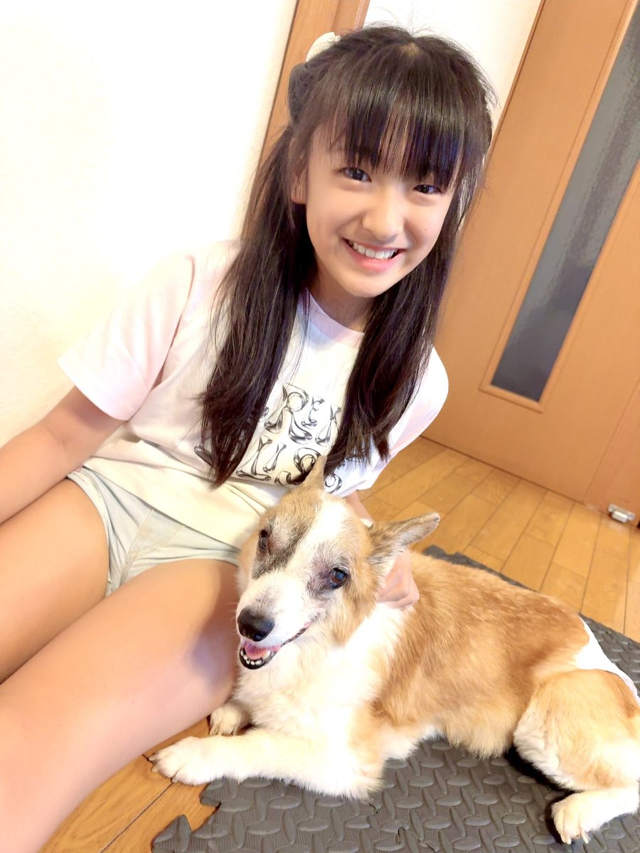 nagi_giuli710's tweet photo. うちのコーギー🐶じゅり��った🐶とのツーショットで(*Ü*)ﾉ"ｵﾊﾖ
昨日は本当にじゅりが甘えん坊＆ごきげんで、こんな風にずっと笑顔でくっついてきてくれたよ🥰目の腫れも少しひいてきて体調良かったのかな🫶🏻
以前はいつもこうやって来てくれてたけど、体調悪かった時はあんまりだったから、久しぶりの“撫でて攻撃”嬉しかった〜💓💓
今日もじゅりといっぱいあそぼ〜😍✊🏻

#齋藤菜希 #なぎ #じゅりえった #コーギーのいる暮らし