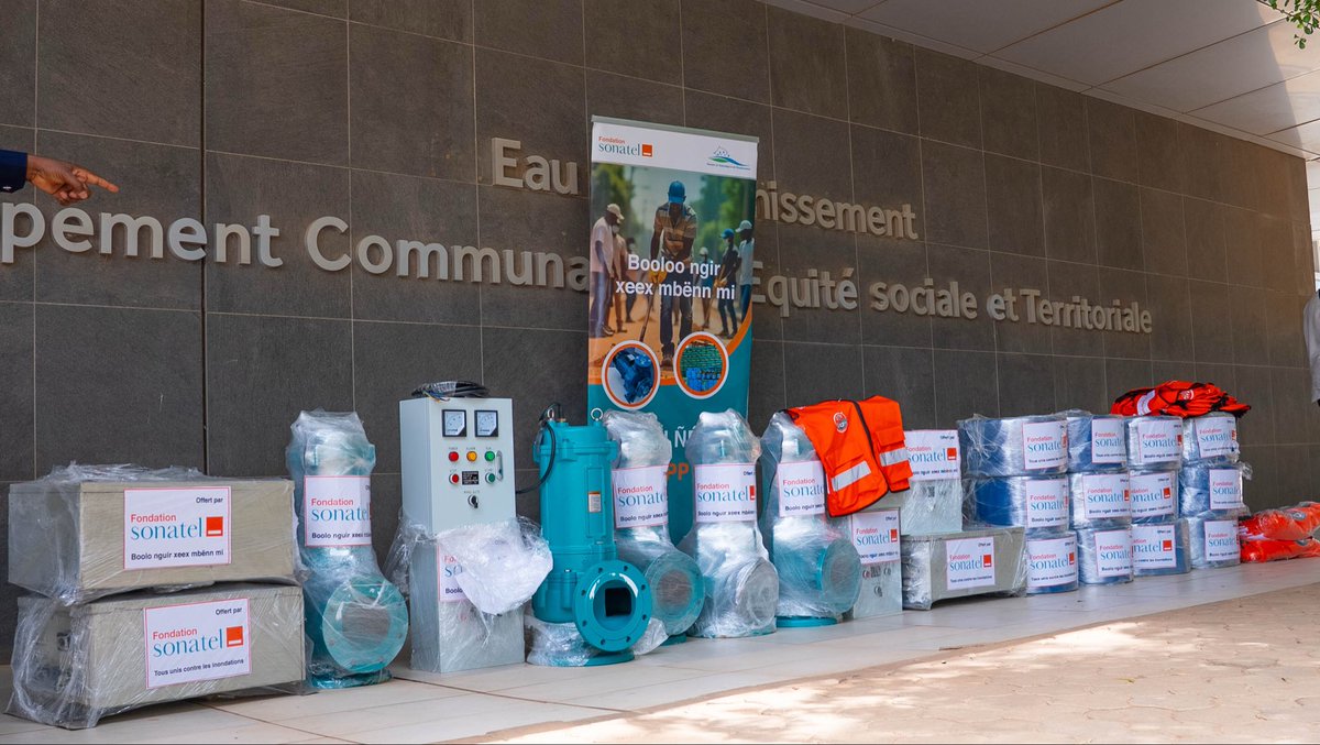 FSonatel's tweet photo. 🌧️ Face aux inondations, la Fondation Sonatel agit !
10 électropompes, 560 m de tuyaux et 100 gilets pour renforcer les interventions et soutenir les populations touchées.
🤝 Boolo ngir xeex mbënn mi !
#FondationSonatel #Solidarité #Inondations https://t.co/kDS7rEeFfB